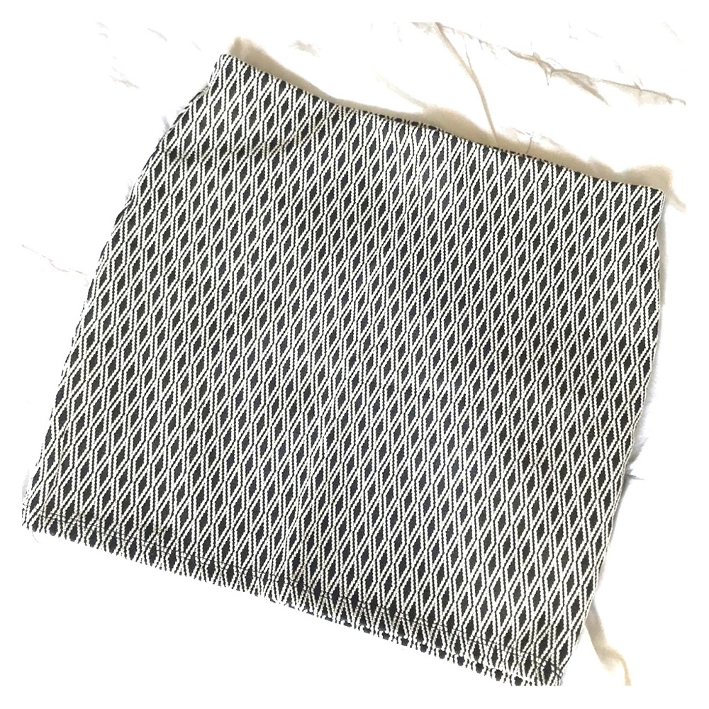 Body-con geometric mini skirt from Zara. Size S.